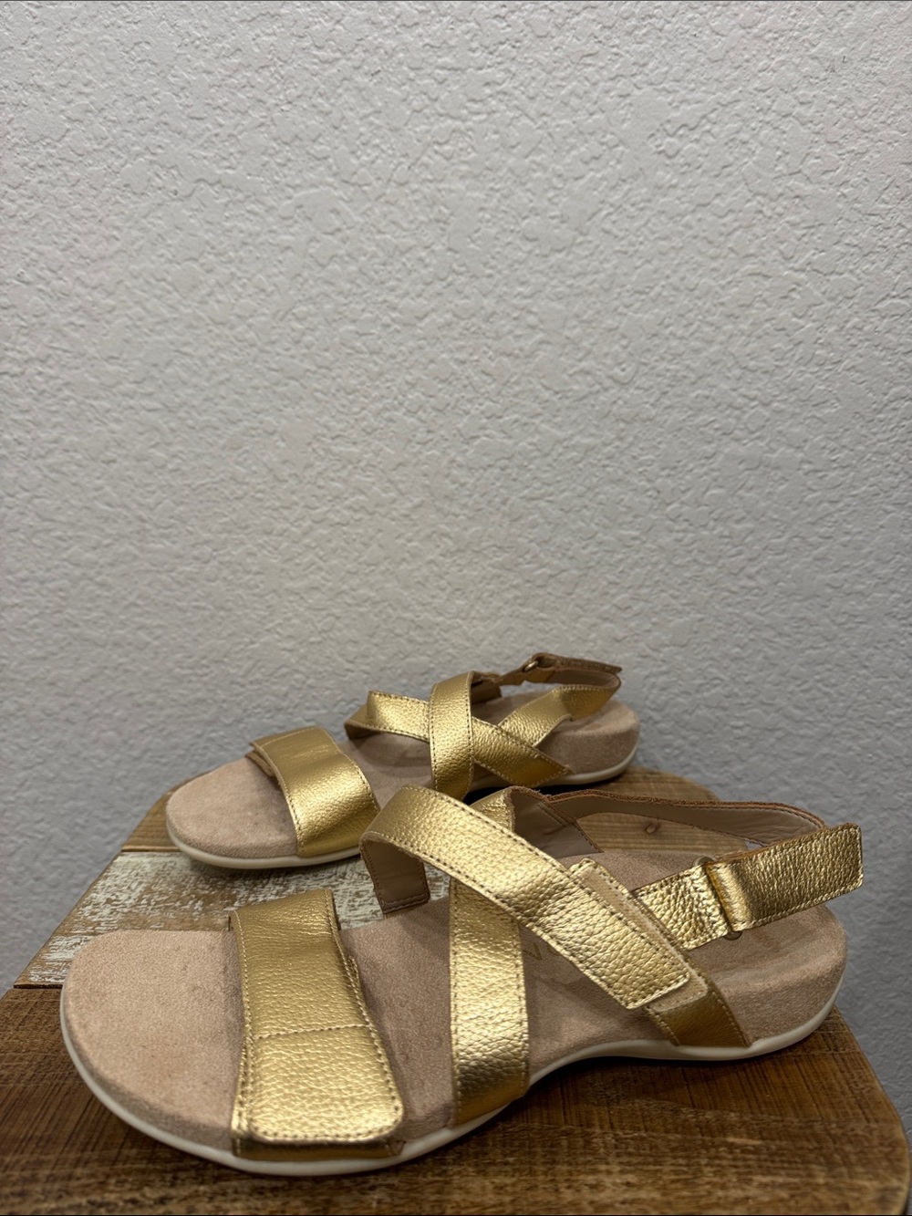 Vionic Raya Gold Metallic Sandals Size 8.5 - Picture 4 of 7